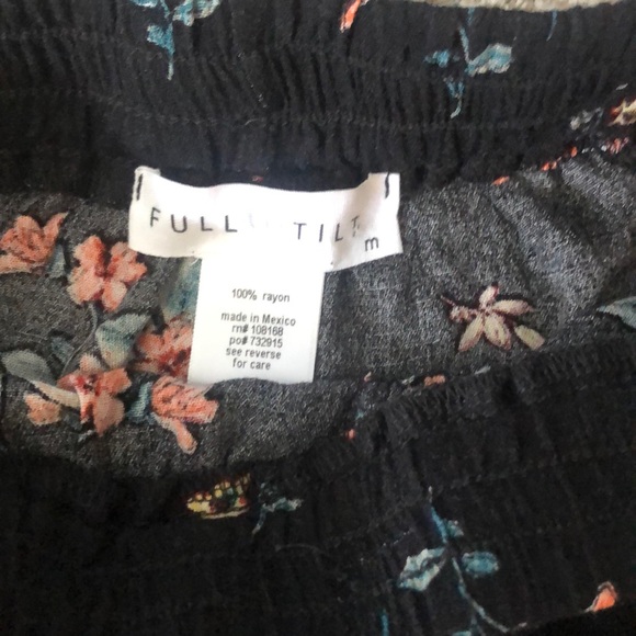 Black loose flowered shorts - Picture 2 of 3